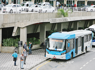 Ponto do ônibus que interliga o aeroporto de congonhas à Estação São Judas do Metrô de São Paulo.